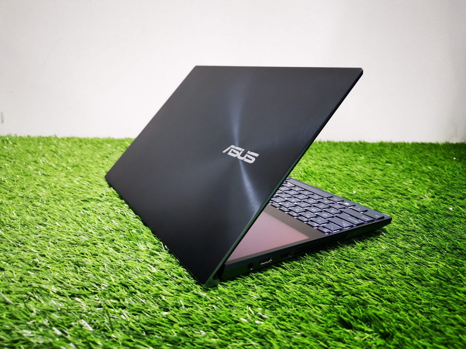 Asus Zenbook Pro Duo Ux581 Review Screenpad Plus Good Or Bad The Tech Revolutionist 8384