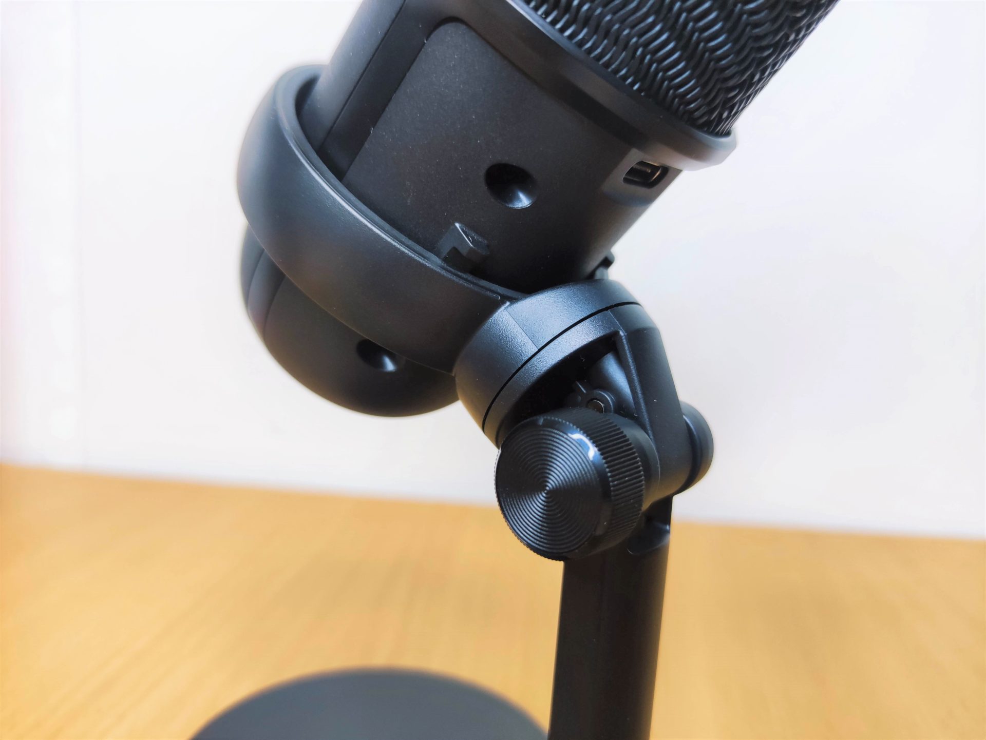 HyperX SoloCast Microphone Review - Up Your Audio Recording Game - The Tech  Revolutionist