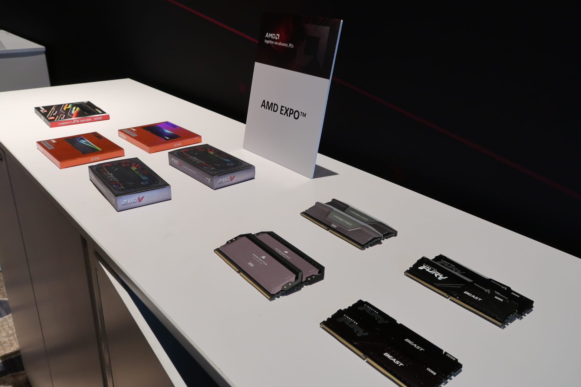 コンピューター内のCrucial Ballistix Sport LT DDR4 RAM。