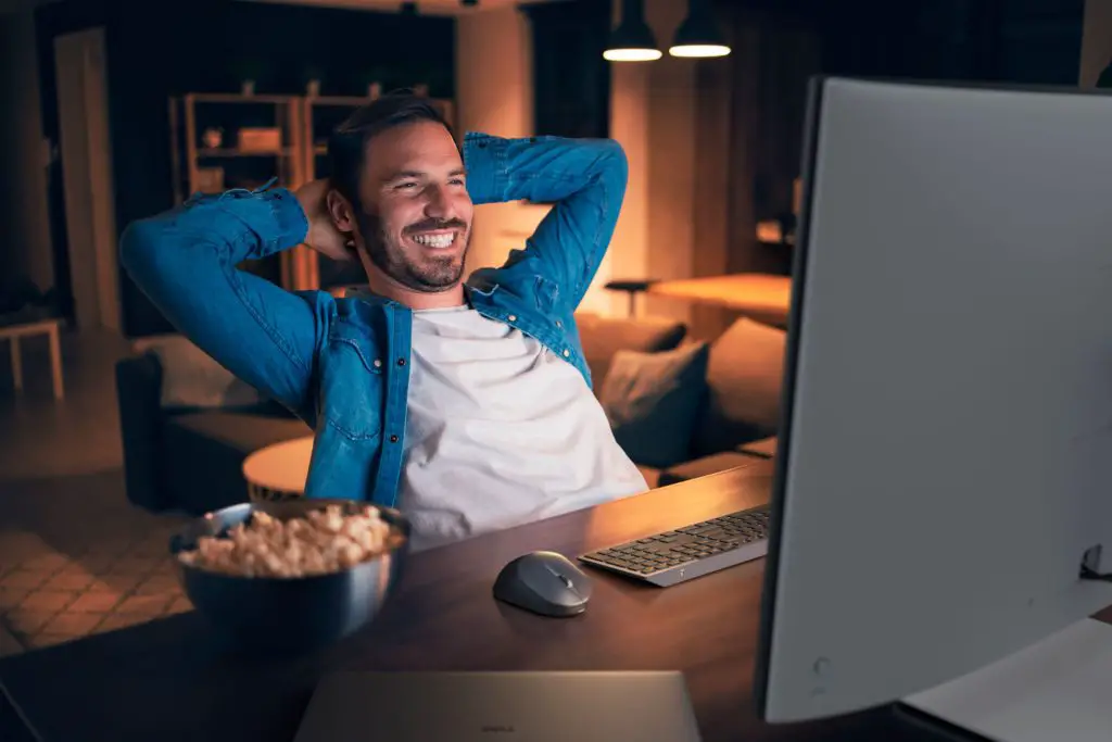 Dell-Plus-32-4K-QD-OLED-Monitor-Lifestyle-3-1024x683